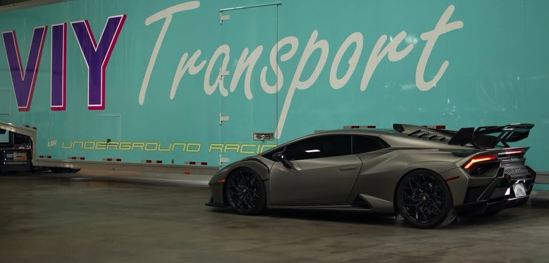 VIY Transport enclosed Kentucky trailer with a Lamborghini HuracΓ‘n STO alongside